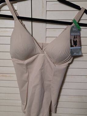 NWT Bali Ultimate Smoothing Wirefree Bodyshaper Bodysuit DFS105 Nude Large